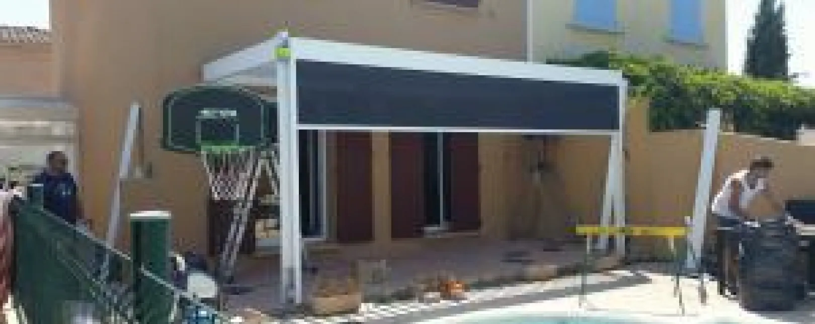 Pose d'une pergola bioclimatique à Saint-Chaptes