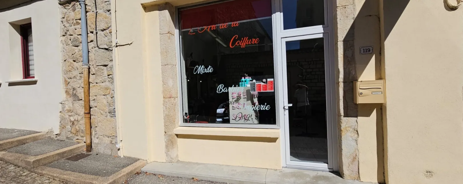 Pose d'une porte d'entrée PVC - Salon de coiffure à Saint-Paul-le-Jeune
