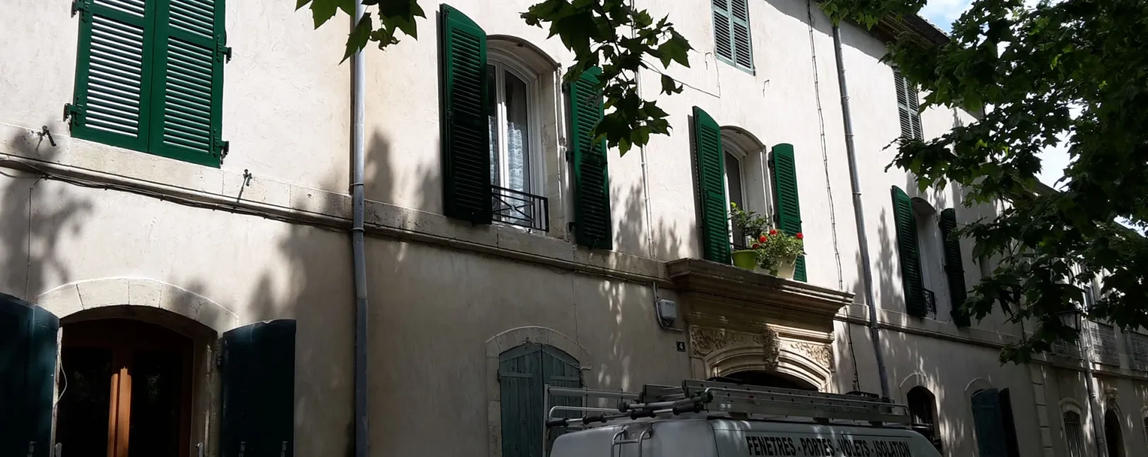 Pose de volets battants persiennés en aluminium à Aimargues