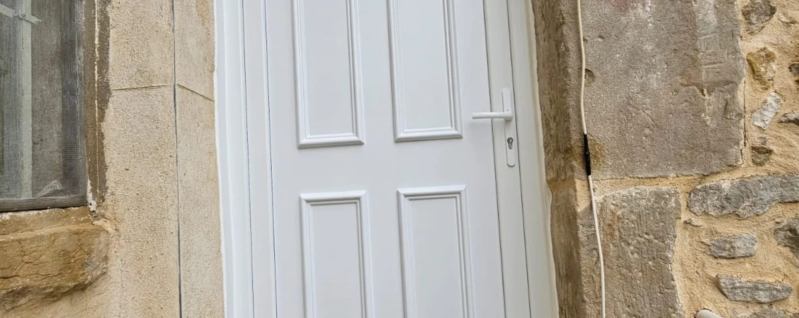 Pose d'une porte d'entrée PVC à Moussac