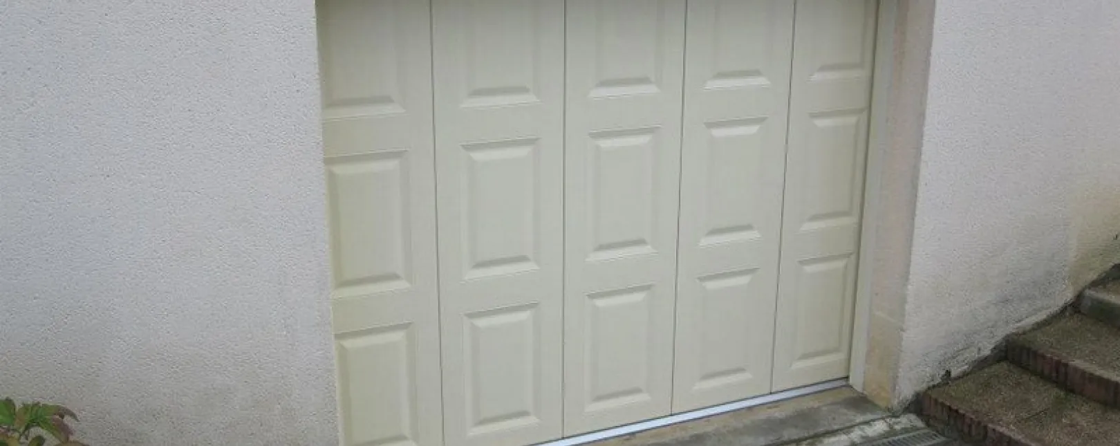 Alès - 30100 - Pose d'une porte de garage coulissante sur mesure et motorisée