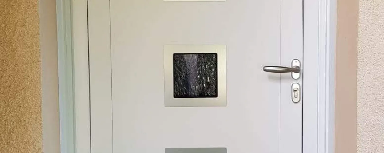 Pose d'une porte d'entrée aluminium Parclosée Dorian à Nîmes