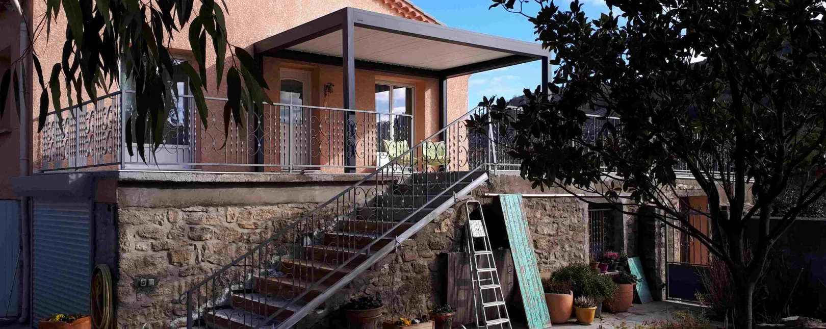 Pose d'une pergola bioclimatique BRUSTOR B200 XL à Chambonas