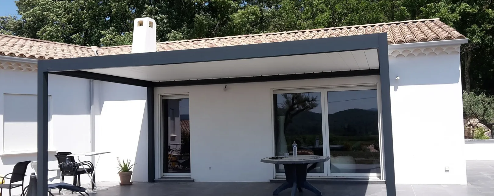 Pose d'une pergola bioclimatique 4 poteaux BRUSTOR B150 XL à Bagnols-sur-Cèze
