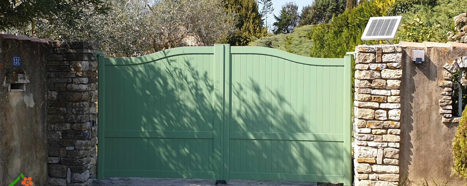 Pose d'un portail 2 vantaux aluminium photovoltaïque à Blauzac