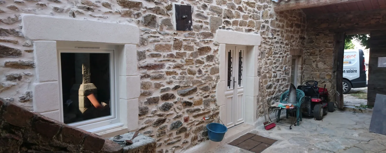 Pose de portes d'entrée et menuiseries PVC dans l'ancien à Branoux