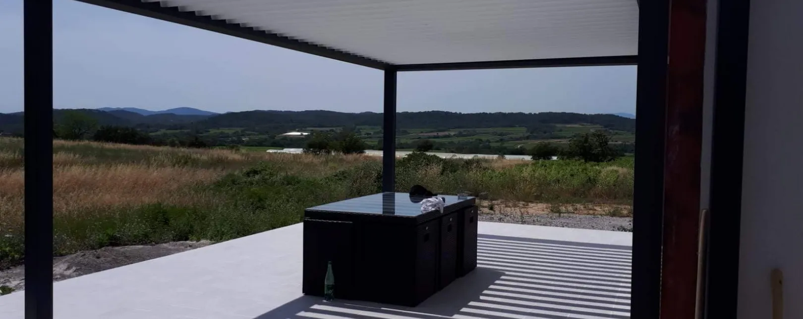 Installation d'une pergola 4 poteaux avec 1 screen à Mauressargues