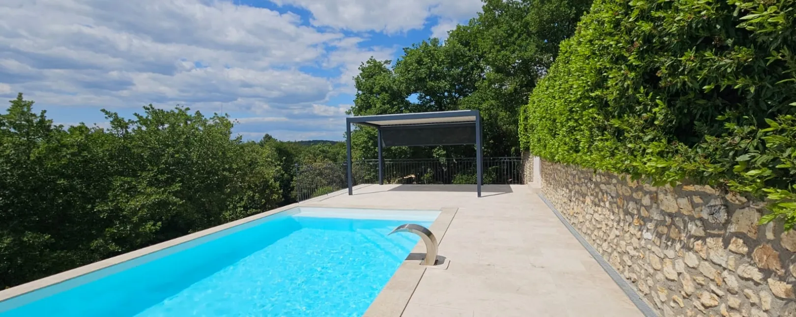 Installation d'une pergola bioclimatique autoportée avec store screen et éclairage LED à Navacelles (30)