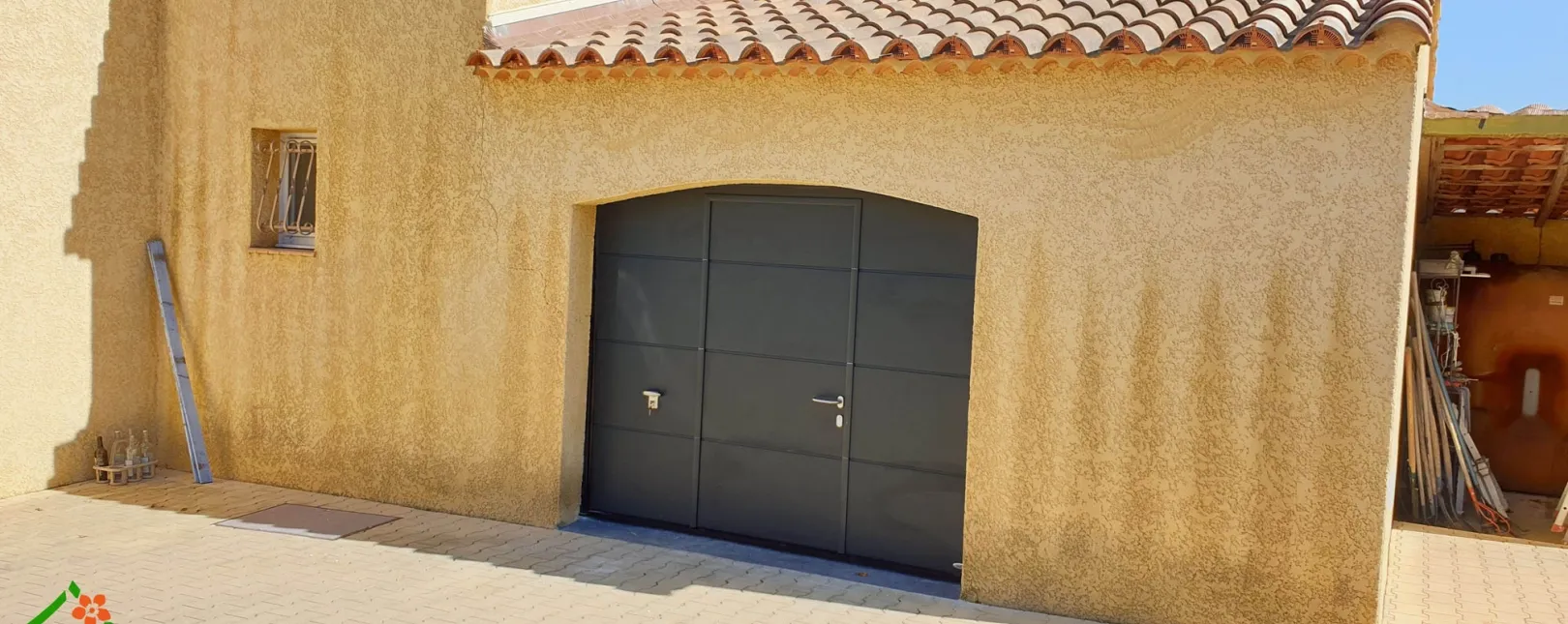 Pose d'une porte de garage sectionnelle à Domessargues