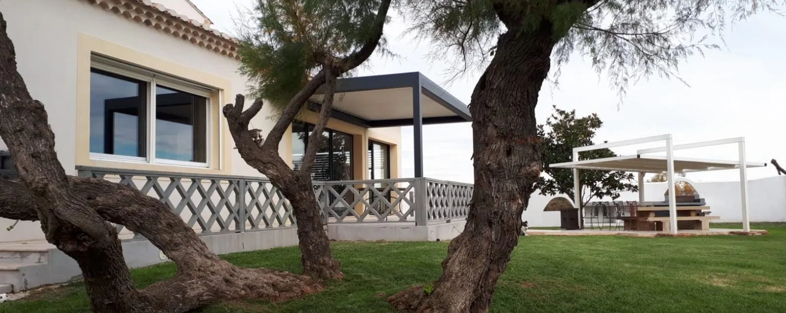 Pose d'une pergola bioclimatique 2 poteaux aux Saintes-Maries-de-la-Mer