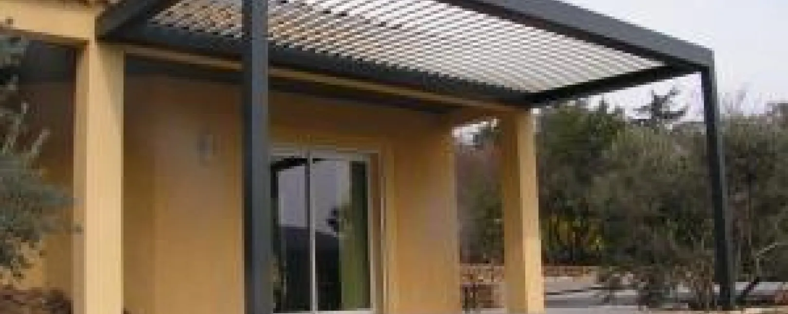 Pose d'une pergola bioclimatique à Uzès