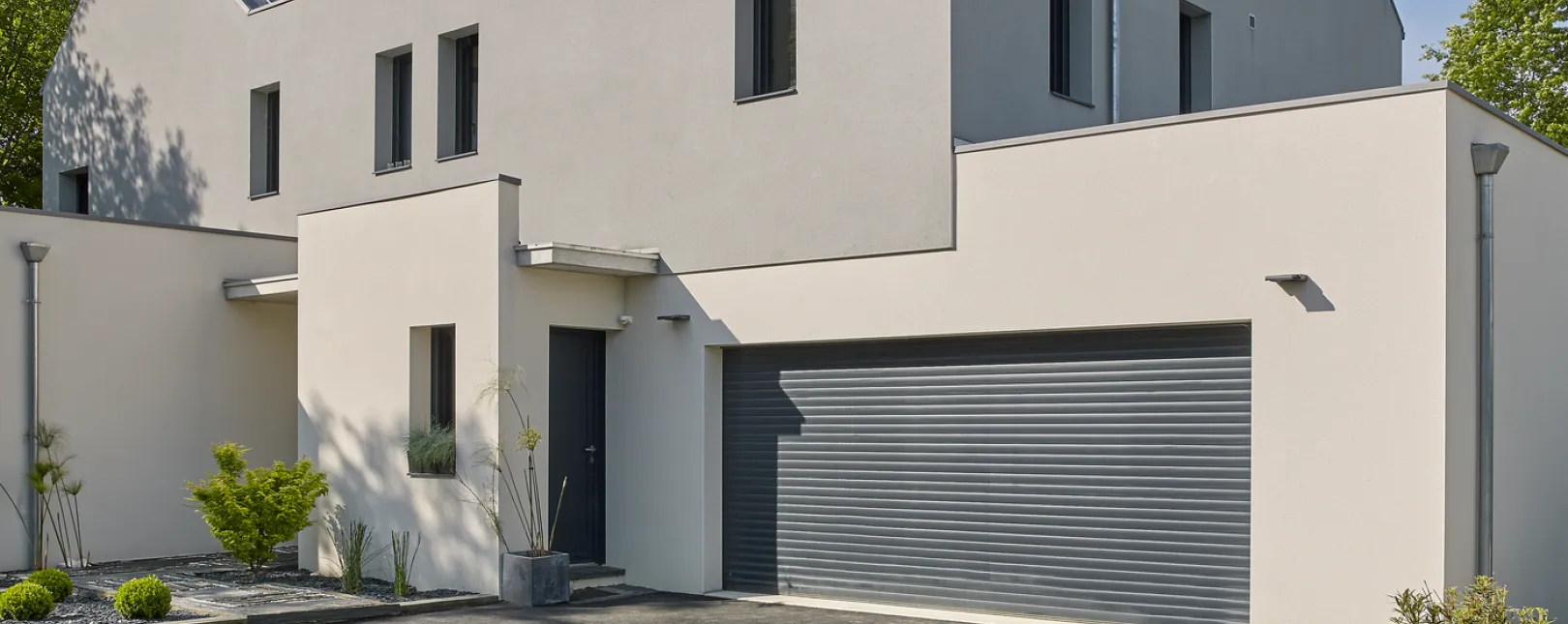 Porte de garage enroulable dans le Gard : zéro encombrement, maximum de confort