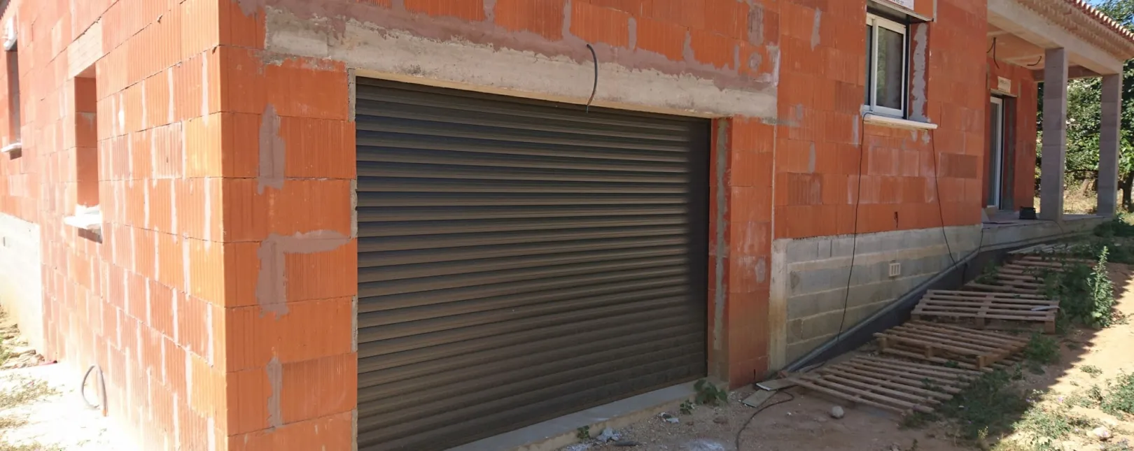 Pose d'une porte de garage enroulable aluminium à Boucoiran