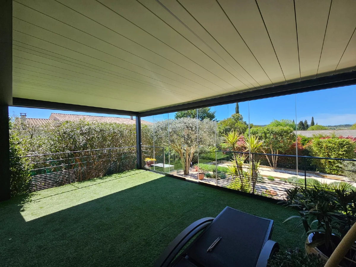 Pergola bioclimatique haut de gamme avec rideaux de verre et stores screen motorisés à Moulezan (30) - Photo 4