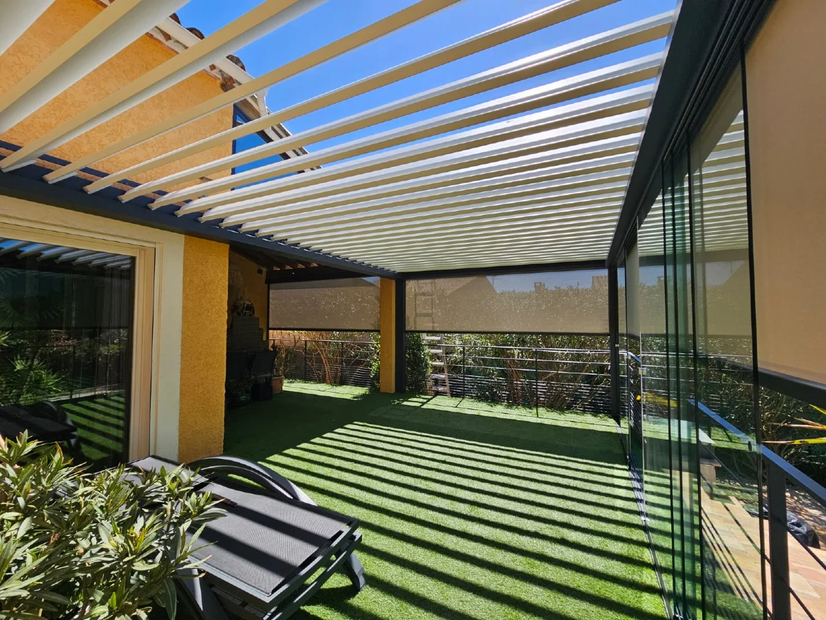 Pergola bioclimatique haut de gamme avec rideaux de verre et stores screen motorisés à Moulezan (30) - Photo 6