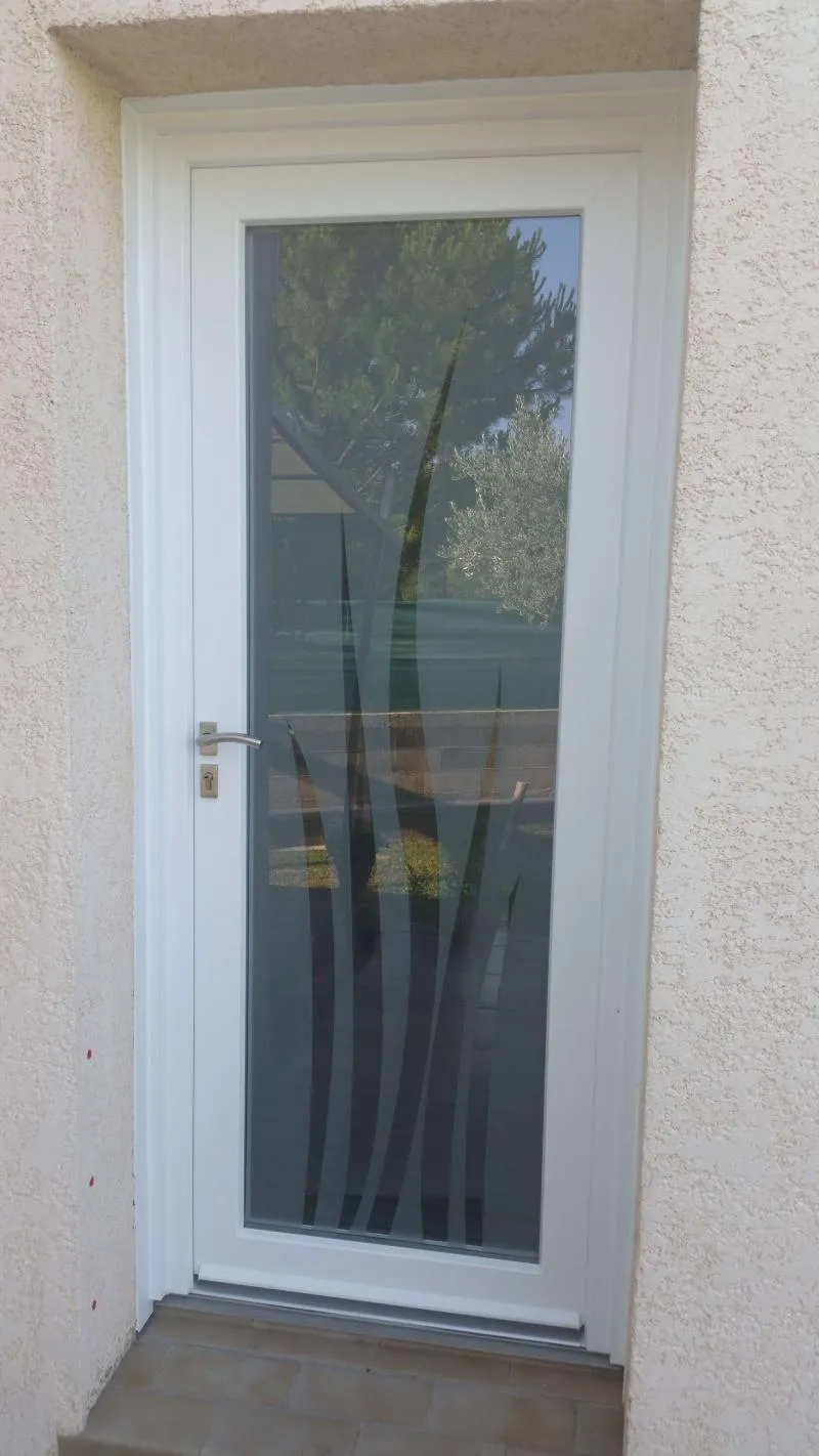Nîmes - 30000 - Pose d'une porte d'entrée PVC vitrée sur mesure en rénovation - Photo 2