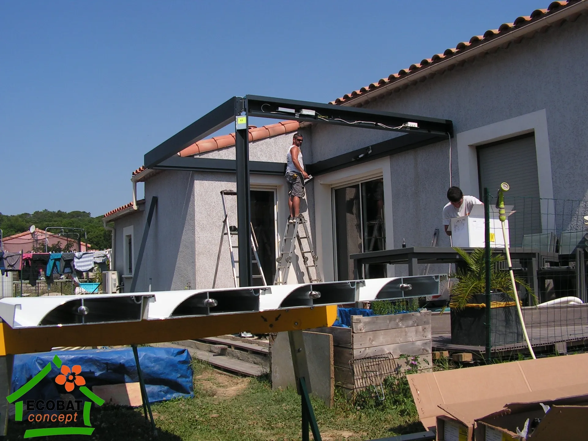 Pose d'une pergola bioclimatique BRUSTOR avec fixation murale et 1 poteau à Fons - Photo 3