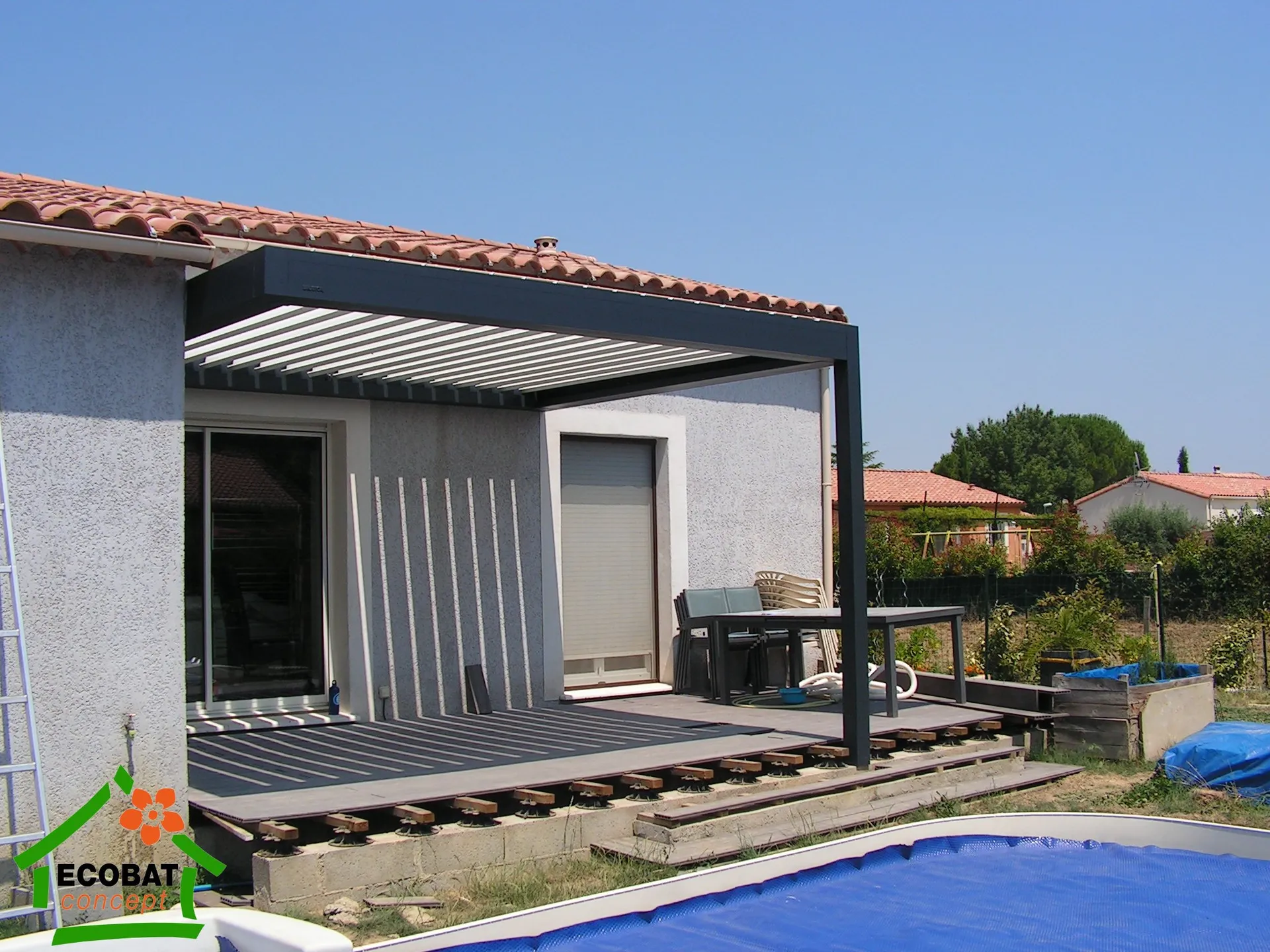 Pose d'une pergola bioclimatique BRUSTOR avec fixation murale et 1 poteau à Fons - Photo 4