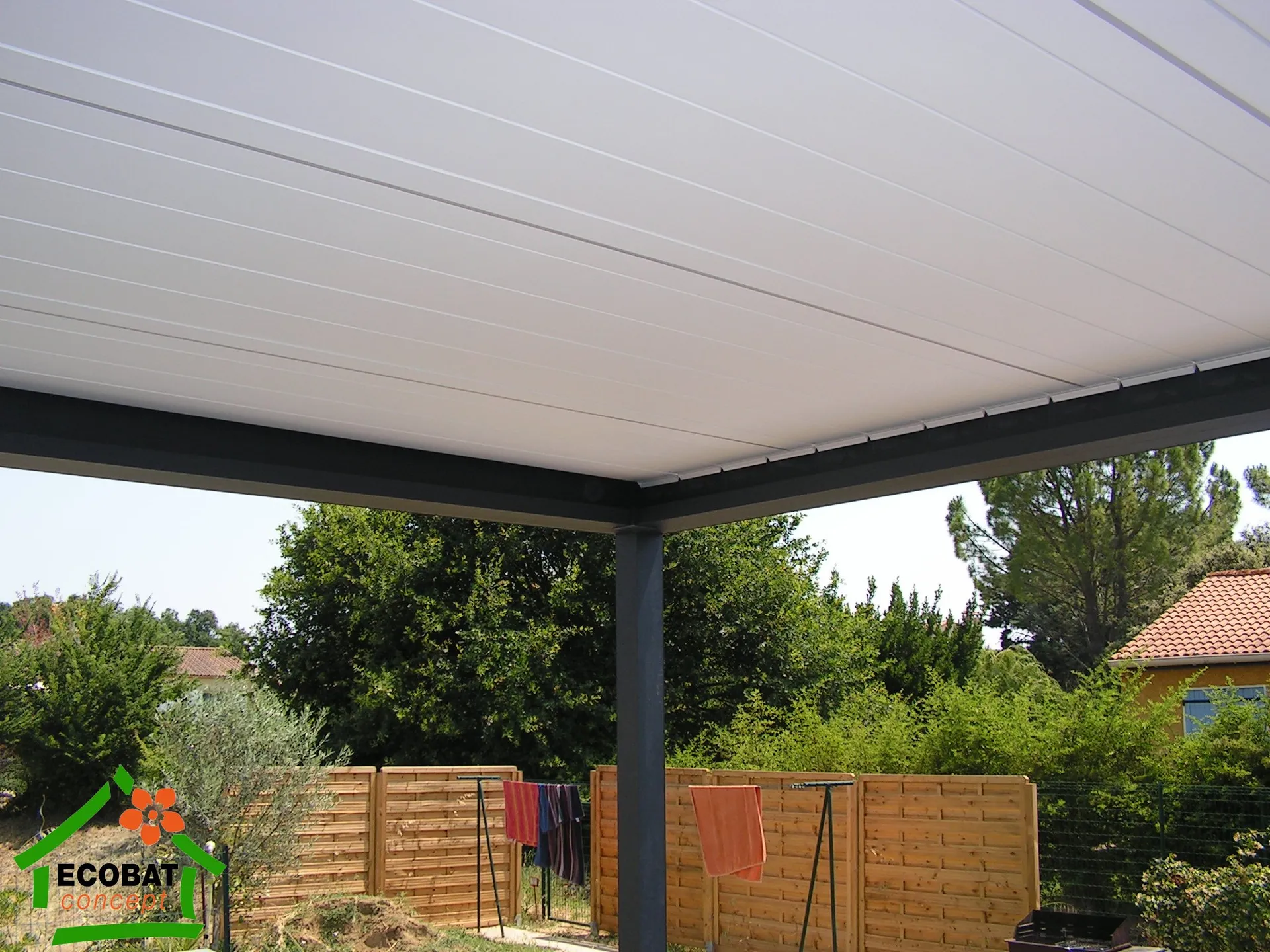 Pose d'une pergola bioclimatique BRUSTOR avec fixation murale et 1 poteau à Fons - Photo 5
