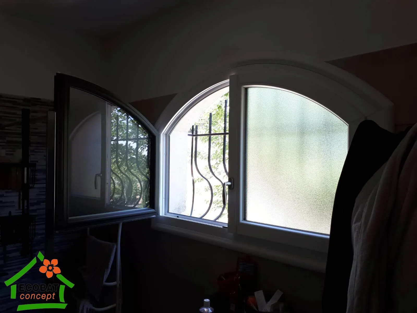Pose de fenêtres PVC laquées cintrées à Vézénobres - Photo 9