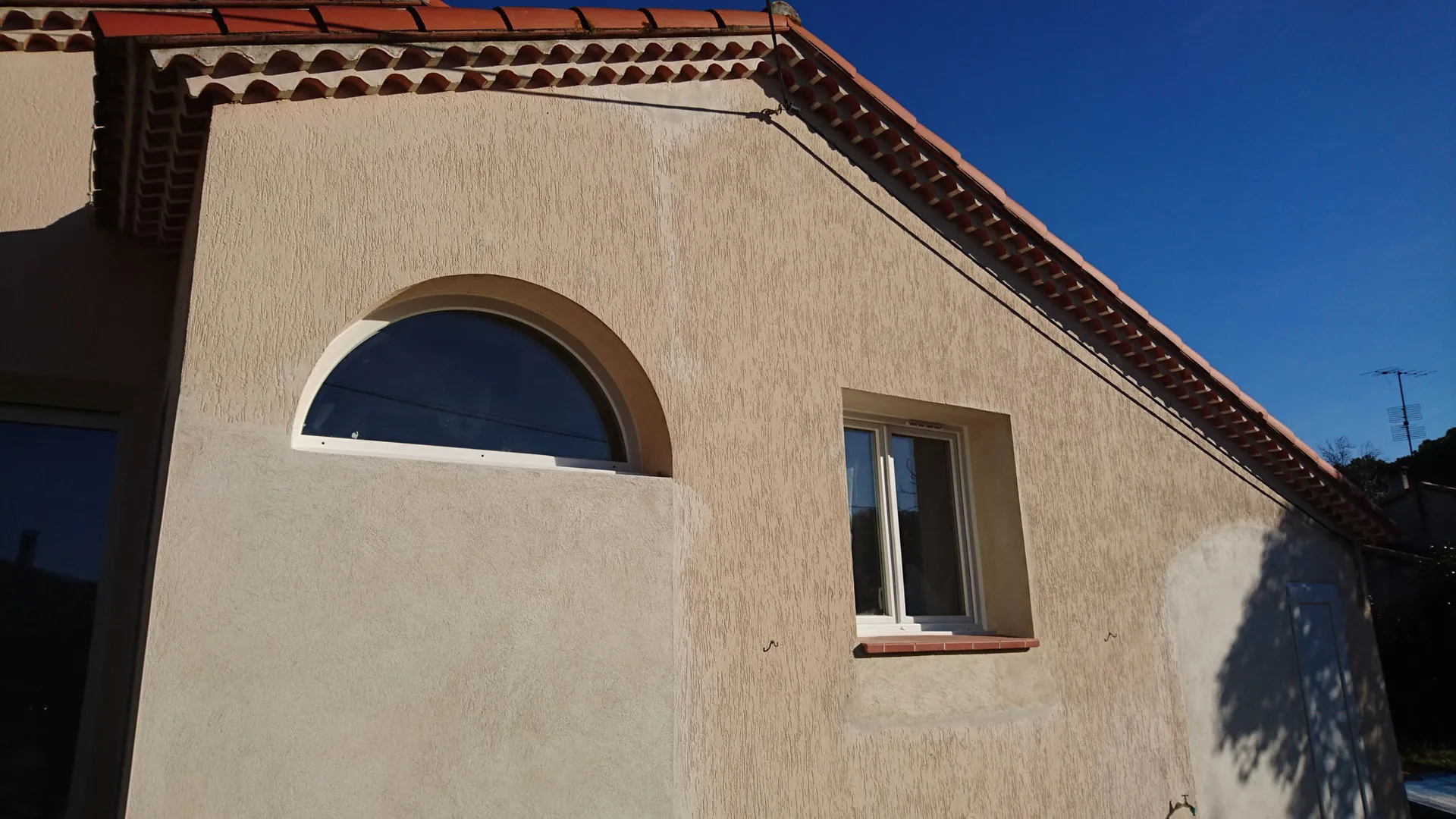 Aigues-Vives - 30670 - Pose de menuiseries PVC sur mesure en rénovation - Photo 7