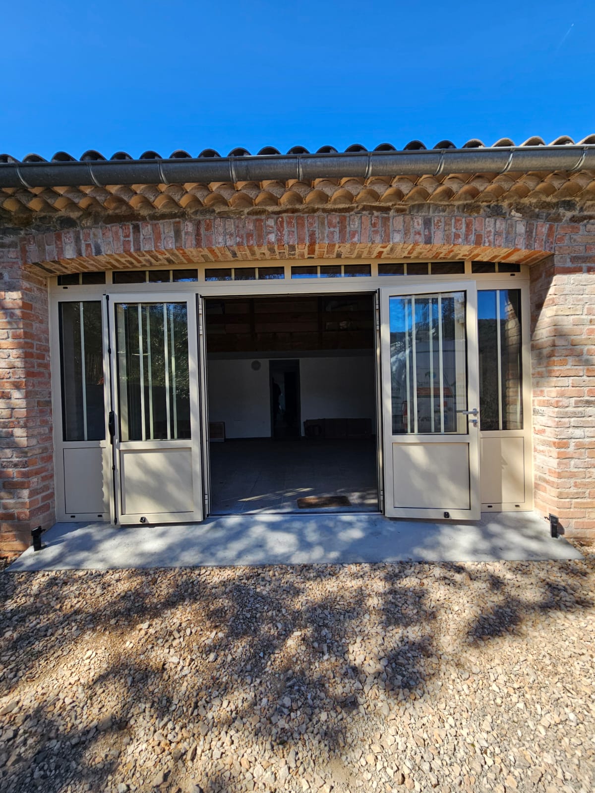 Anduze - Porte de garage battante Néo-Rétro Gypass en aluminium à rupture de pont thermique - Photo 9