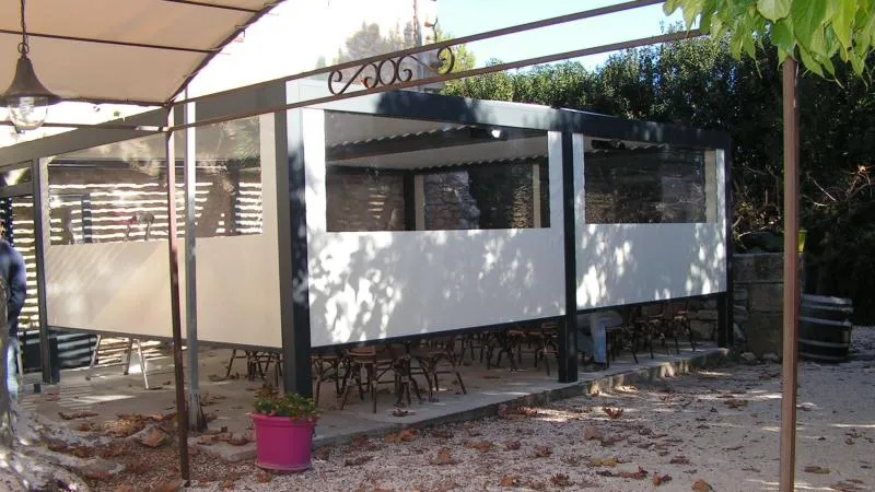 Équipement du bar-restaurant Le Saint Maurice d'une pergola bioclimatique B200 XL professionnelle - Photo 4