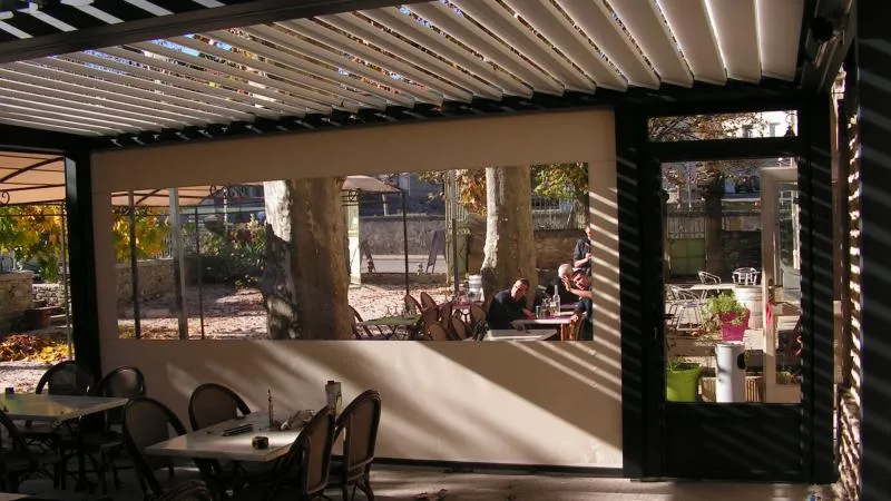 Équipement du bar-restaurant Le Saint Maurice d'une pergola bioclimatique B200 XL professionnelle - Photo 8
