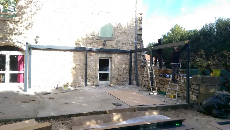Équipement du bar-restaurant Le Saint Maurice d'une pergola bioclimatique B200 XL professionnelle - Photo 2