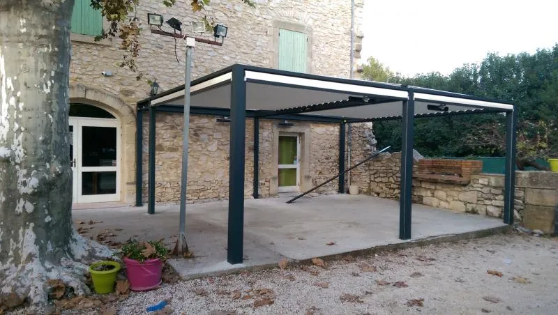 Équipement du bar-restaurant Le Saint Maurice d'une pergola bioclimatique B200 XL professionnelle - Photo 3