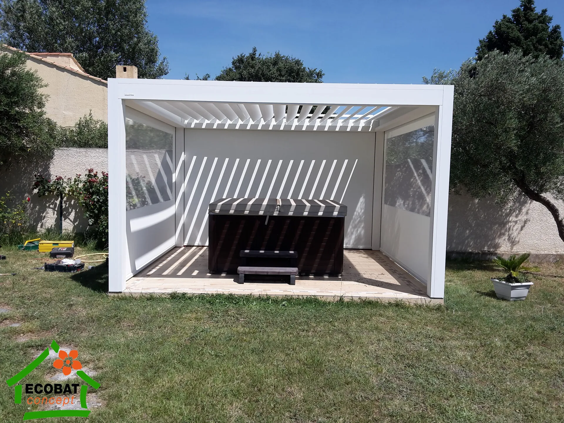 Pose d'une pergola bioclimatique BRUSTOR 4 poteaux en protection de jacuzzi à Beaucaire - Photo 3