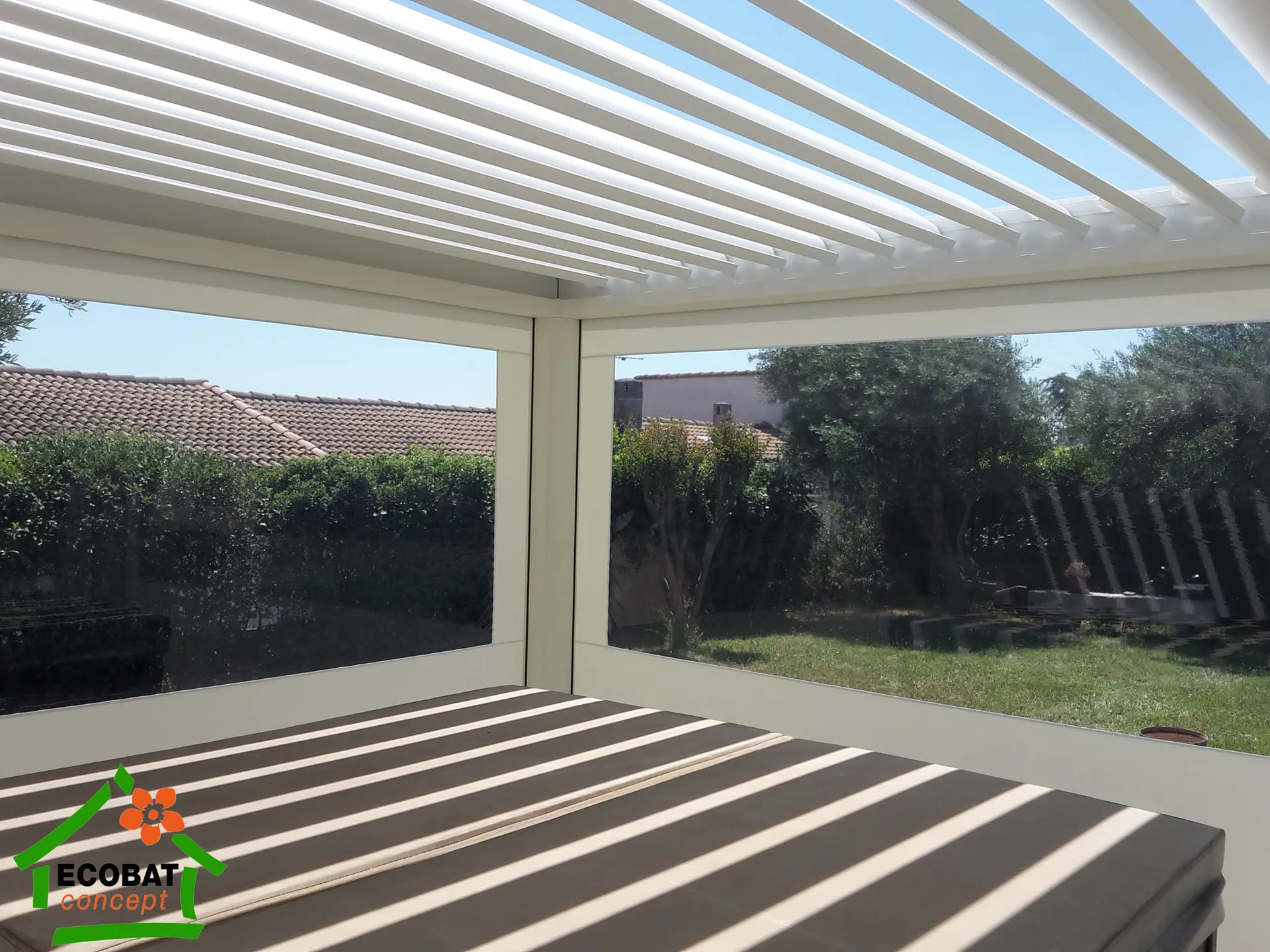 Pose d'une pergola bioclimatique BRUSTOR 4 poteaux en protection de jacuzzi à Beaucaire - Photo 4