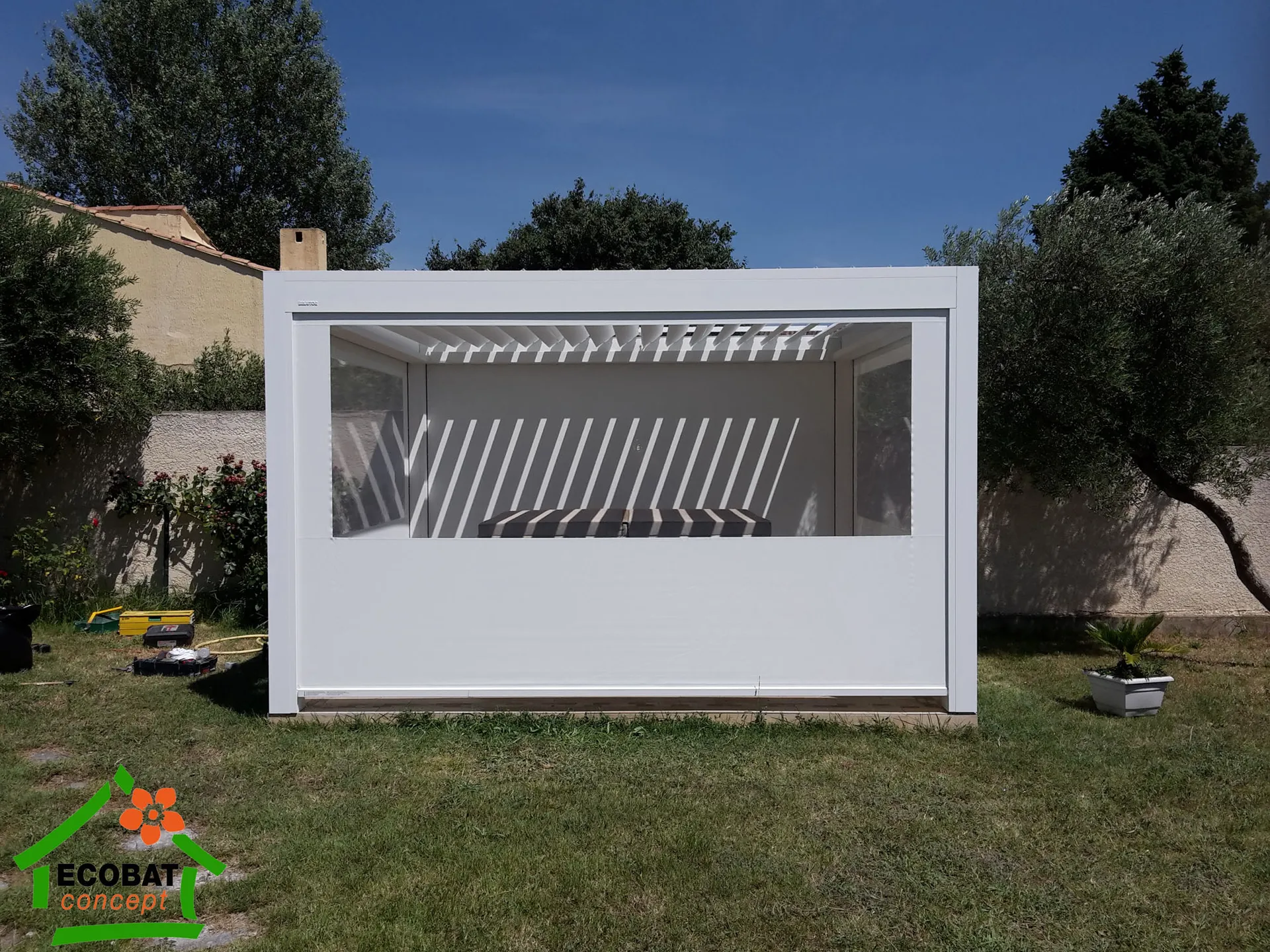 Pose d'une pergola bioclimatique BRUSTOR 4 poteaux en protection de jacuzzi à Beaucaire - Photo 5