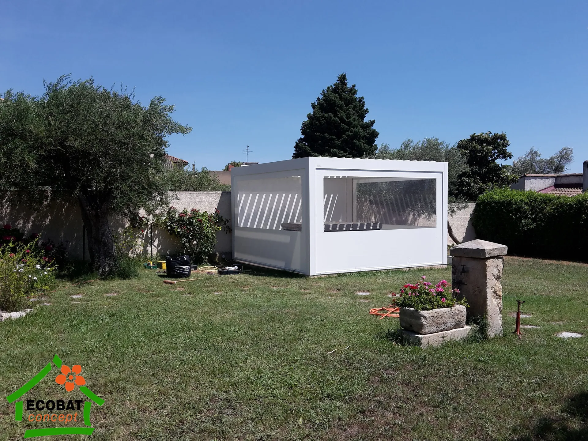 Pose d'une pergola bioclimatique BRUSTOR 4 poteaux en protection de jacuzzi à Beaucaire - Photo 6