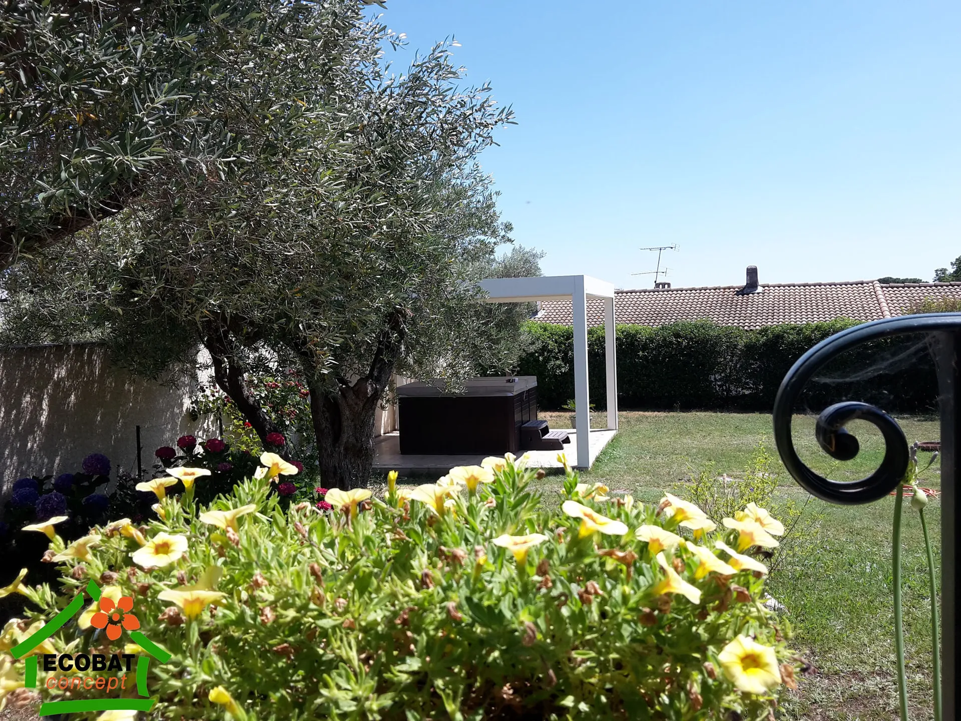 Pose d'une pergola bioclimatique BRUSTOR 4 poteaux en protection de jacuzzi à Beaucaire - Photo 8