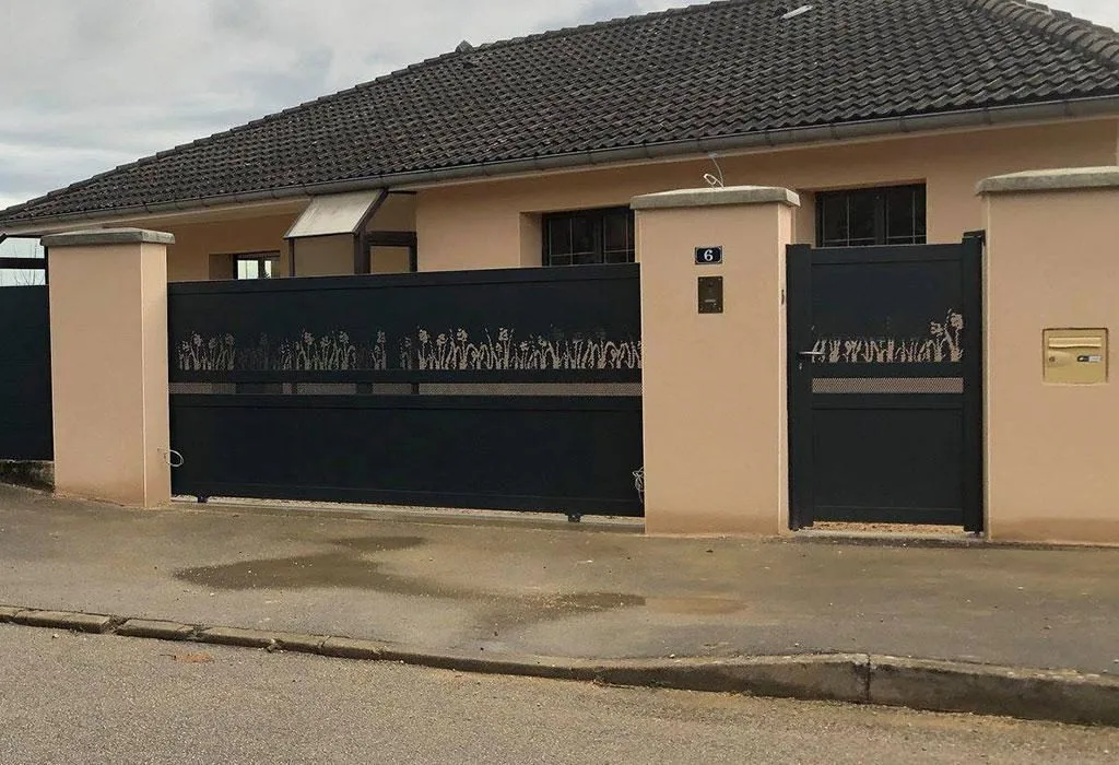 Beaucaire - Réalisation d'un Portail Coulissant Aluminium RAL 7016 avec Motorisation Somfy