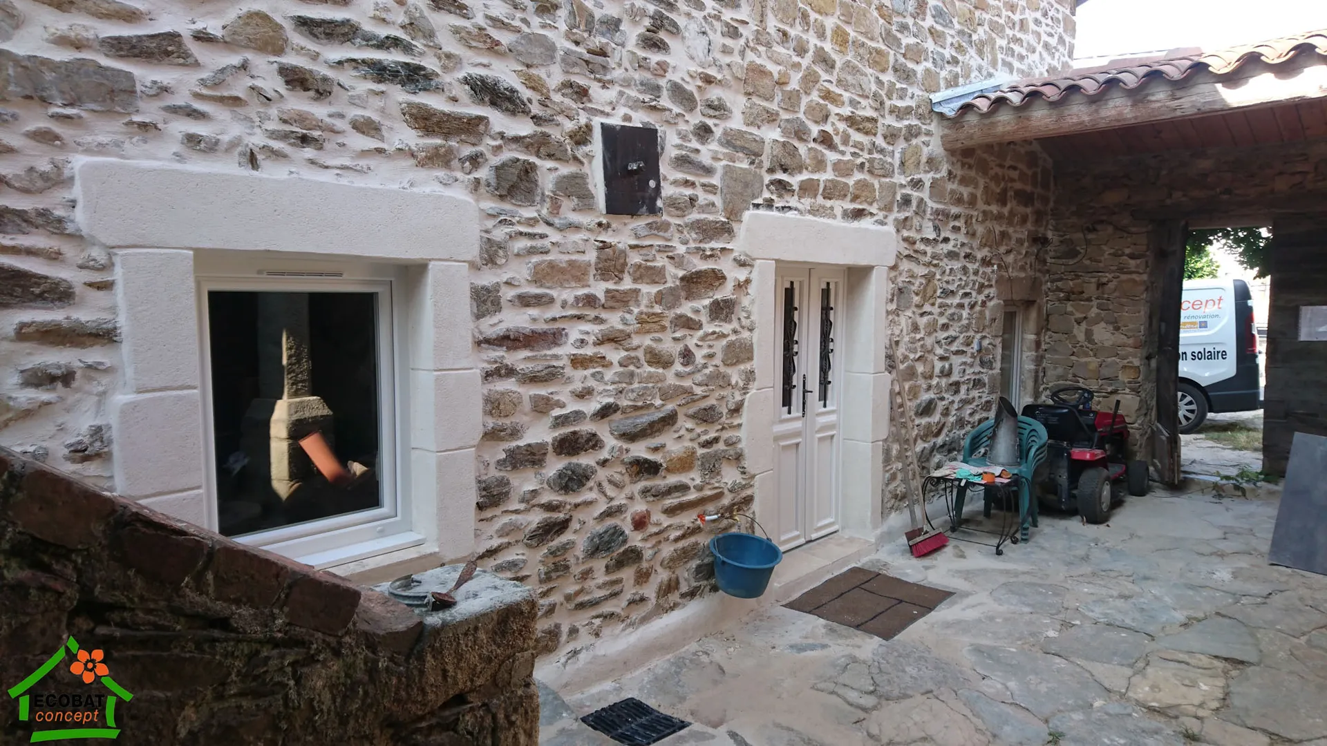 Pose de portes d'entrée et menuiseries PVC dans l'ancien à Branoux - Photo 3