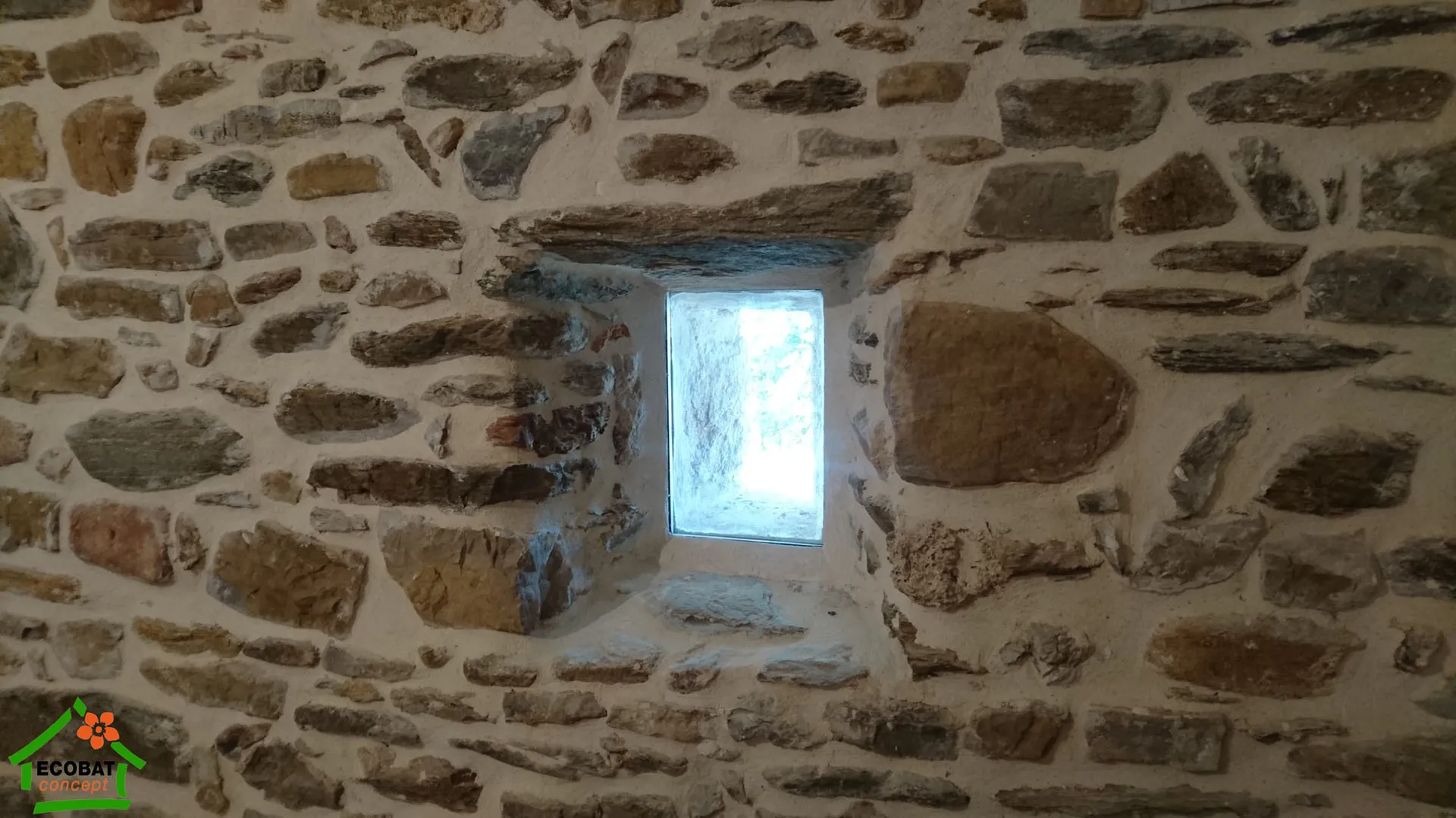 Pose de portes d'entrée et menuiseries PVC dans l'ancien à Branoux - Photo 4