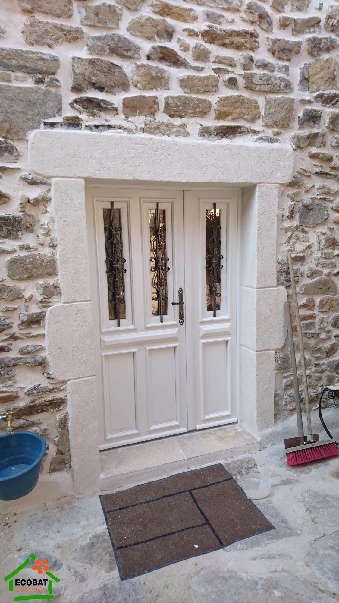 Pose de portes d'entrée et menuiseries PVC dans l'ancien à Branoux - Photo 6
