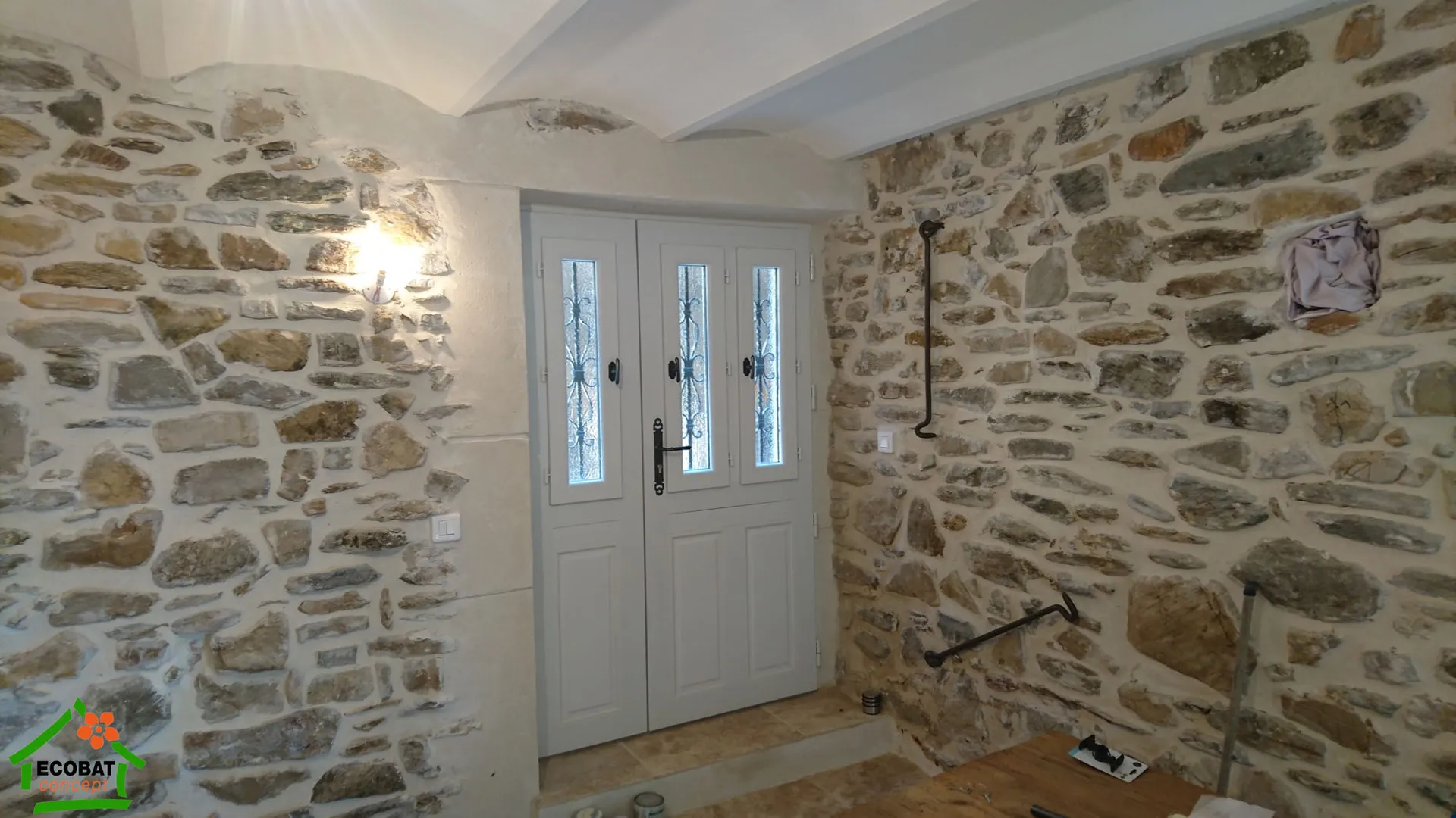 Pose de portes d'entrée et menuiseries PVC dans l'ancien à Branoux - Photo 8