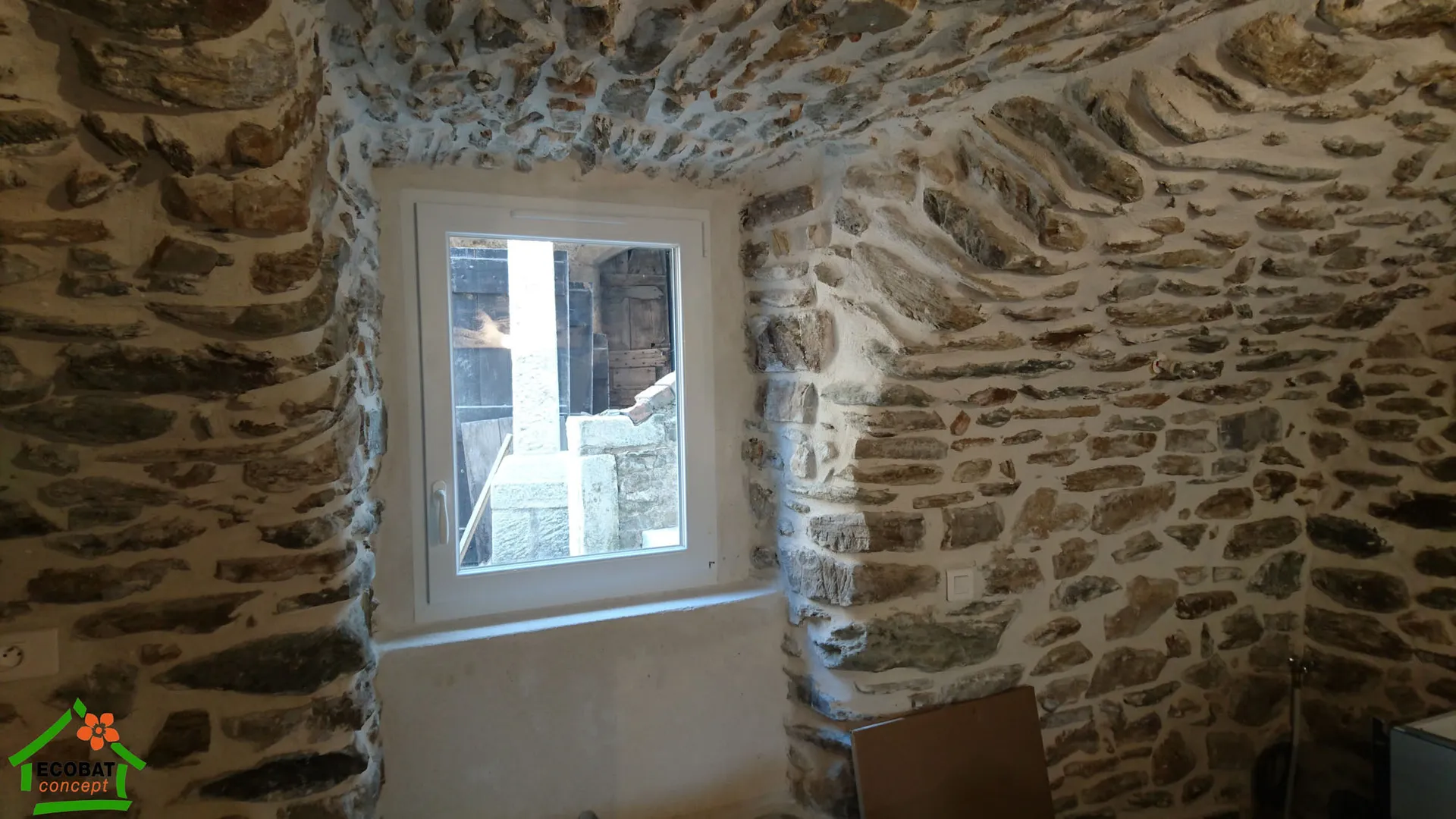 Pose de portes d'entrée et menuiseries PVC dans l'ancien à Branoux - Photo 9