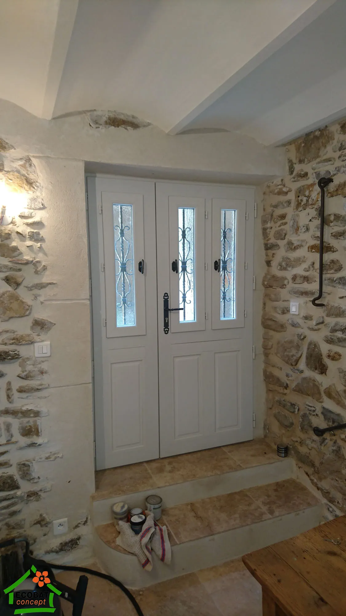 Pose de portes d'entrée et menuiseries PVC dans l'ancien à Branoux - Photo 10