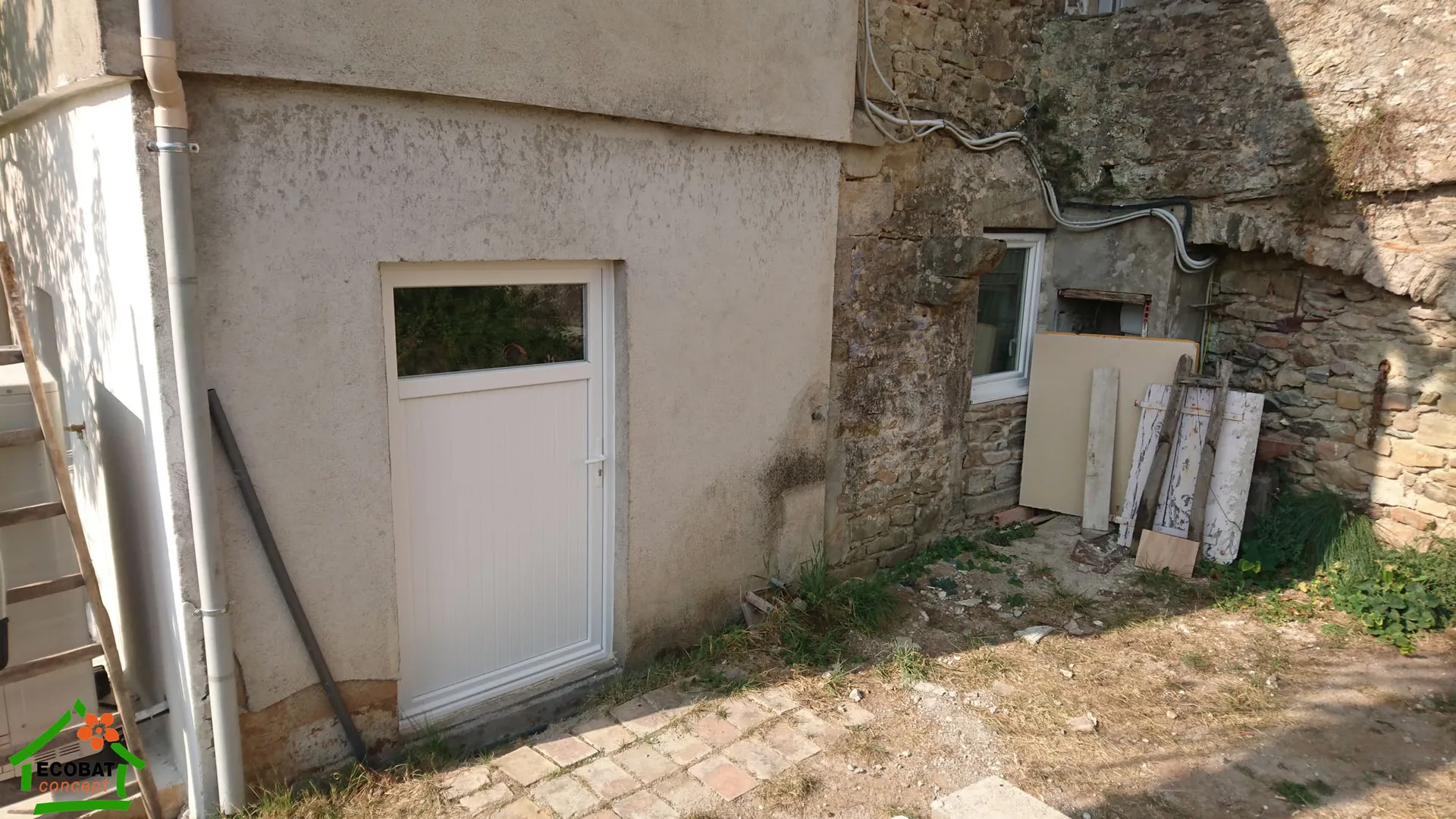 Pose de portes d'entrée et menuiseries PVC dans l'ancien à Branoux - Photo 12