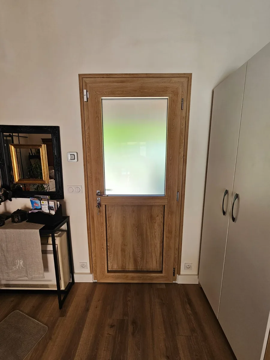 Porte d'entrée PVC effet bois et vitrage matelux vue extérieure à Brignon.