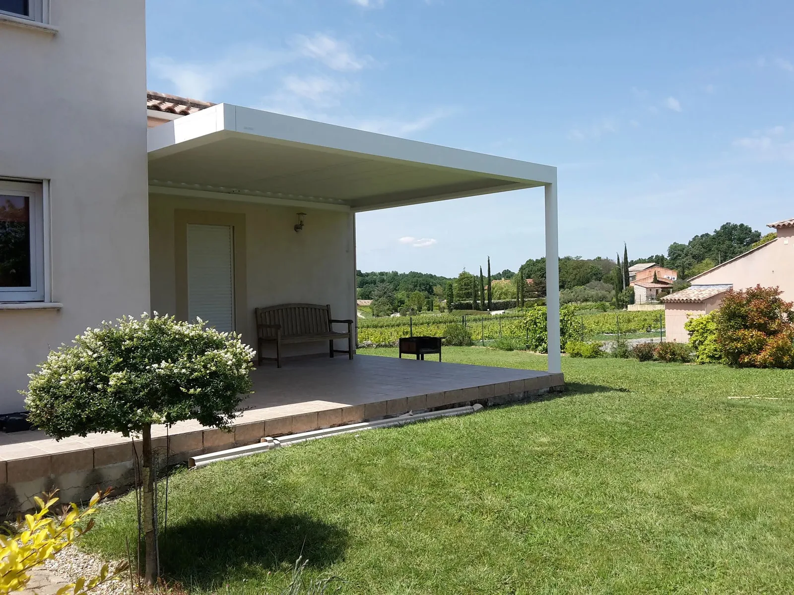 Pose d'une pergola bioclimatique B200 XL blanche avec un seul poteau à Castelnau-Valence - Photo 4