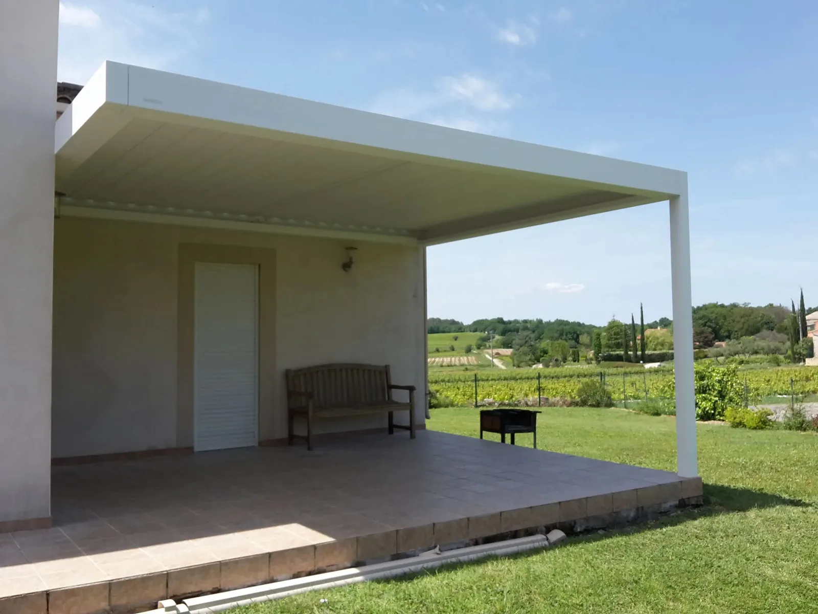 Pose d'une pergola bioclimatique B200 XL blanche avec un seul poteau à Castelnau-Valence