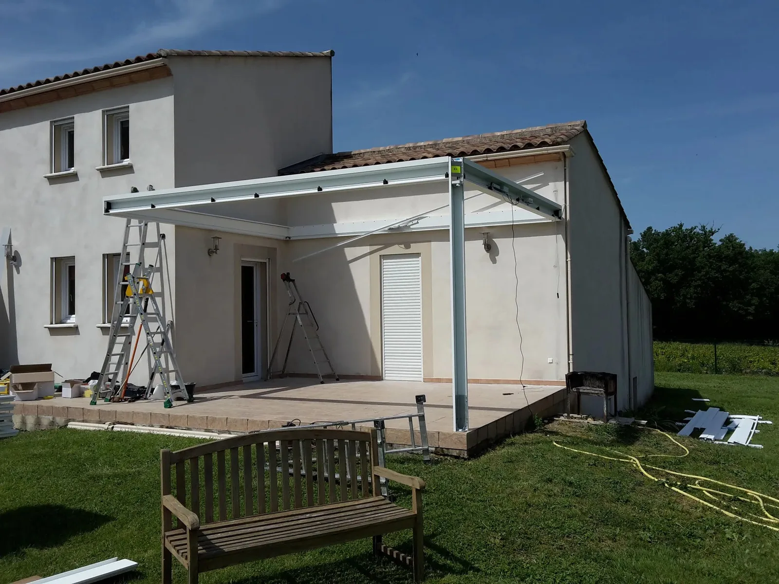 Pose d'une pergola bioclimatique B200 XL blanche avec un seul poteau à Castelnau-Valence - Photo 2