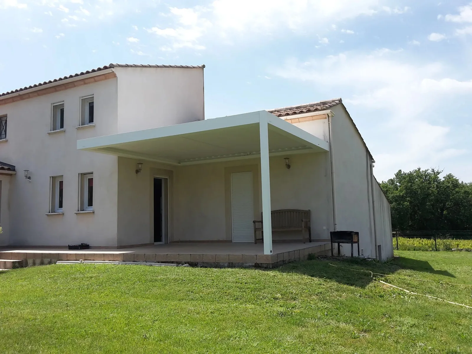 Pose d'une pergola bioclimatique B200 XL blanche avec un seul poteau à Castelnau-Valence - Photo 3