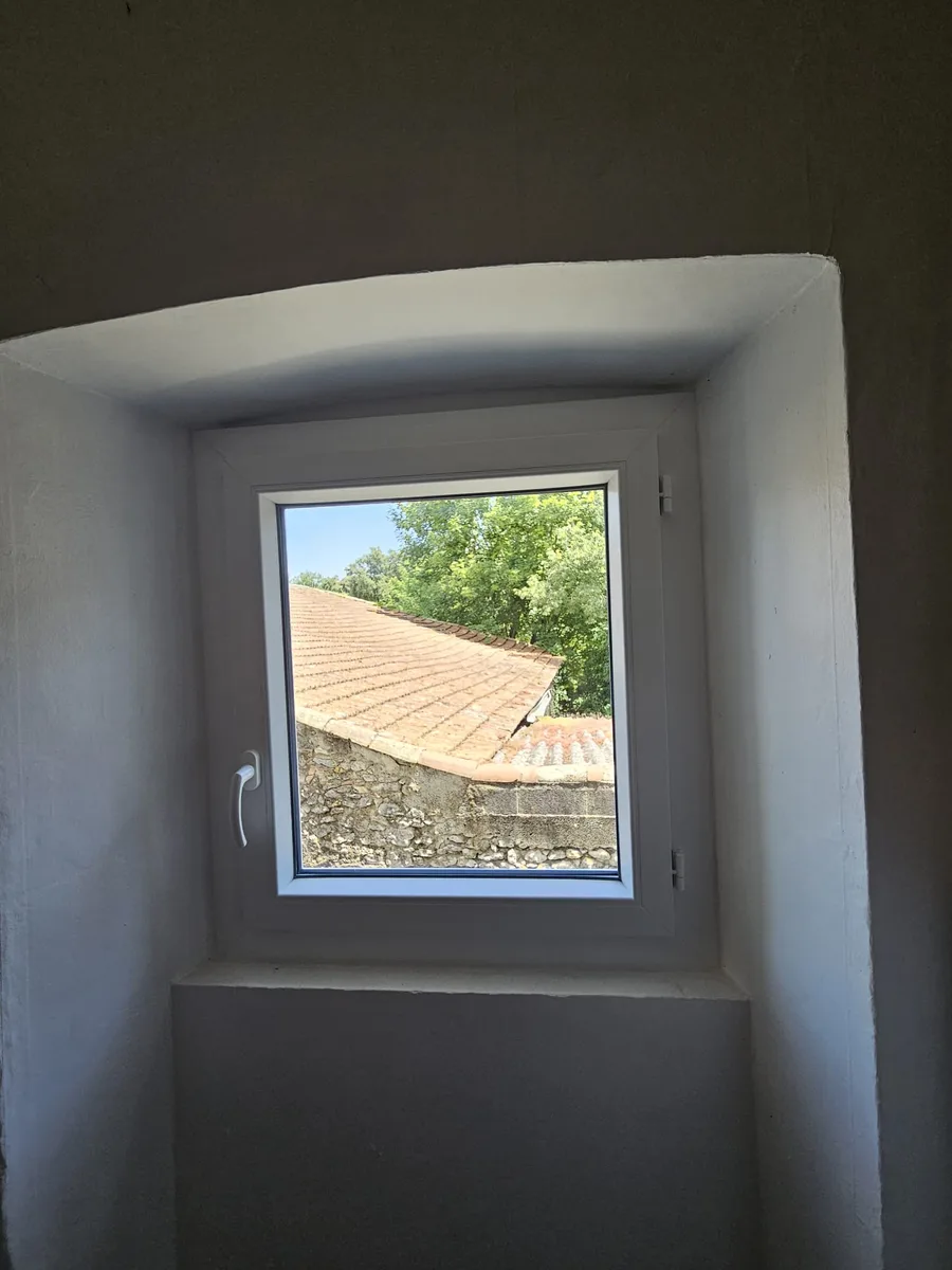 DIONS - Installation de fenêtres PVC en rénovation avec habillage de cintre - Photo 6