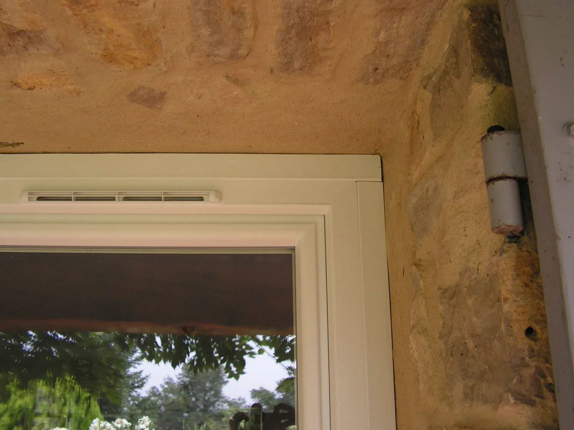 Pose de menuiseries PVC en rénovation sur mesure à Euzet - Photo 10
